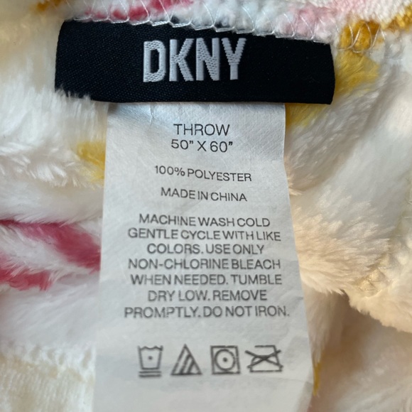 DKNY TWIN XL Sheet Set plus matching rainbow throw - Picture 7 of 7